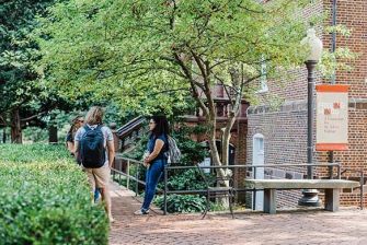 圣约翰大学的学生在外面的对话