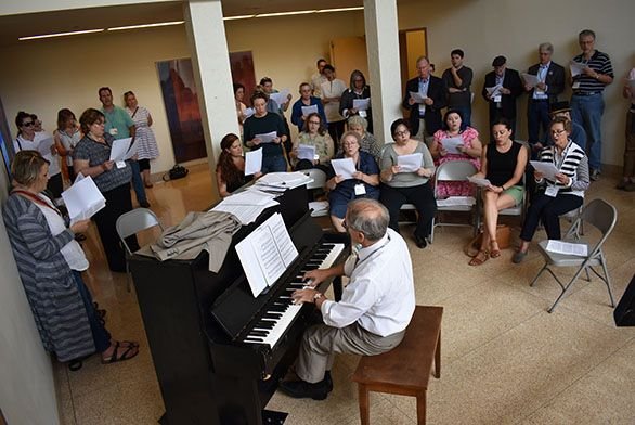 Tutor Peter Kalkavage leads alumni during Freshman Chorus Revisited at the Pendulum Pit.