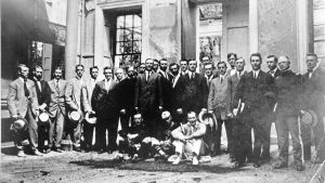 Group Portrait of Alumni in Great Hall after Fire of 1909