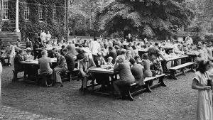 Annapolis_Commencement_1948_Lunch_on_Campus.jpg